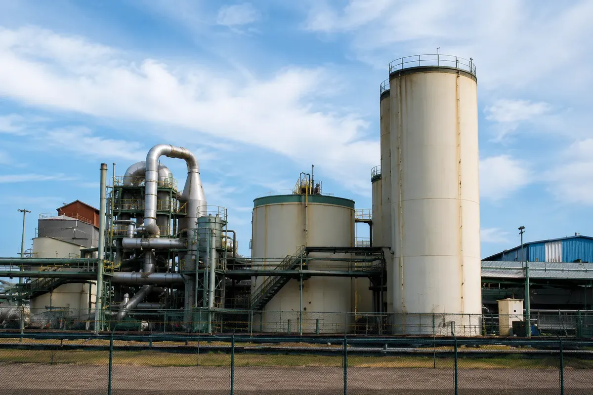 Sicherungsposten begleitet eine Behälterbefahrung im laufenden Betrieb einer Industrieanlage