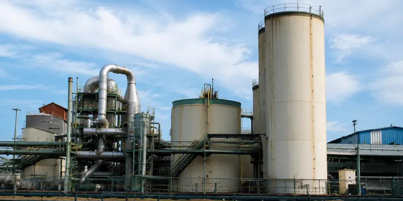 Weitläufige Chemieanlage als typisches Einsatzgebiet für Sicherungsposten in der Industrie