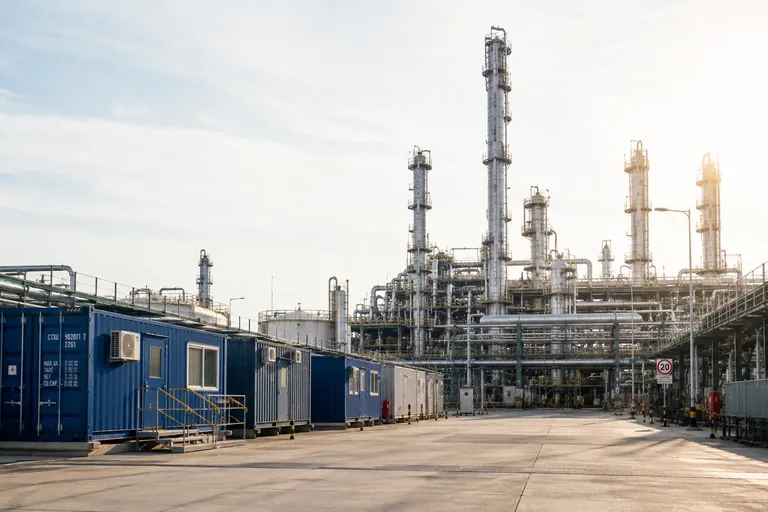 Chemiepark mit Destillationskolonnen und Containerbüros